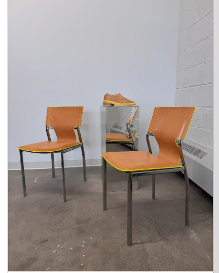 Niki Jessup - Chaise pleine peau